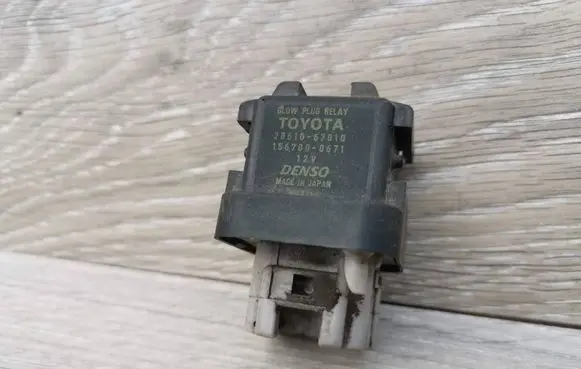 Toyota Avensis T250 Glow plug pre-heat relay 2861067010 1567000671