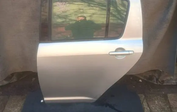 Suzuki Swift I Rear door 