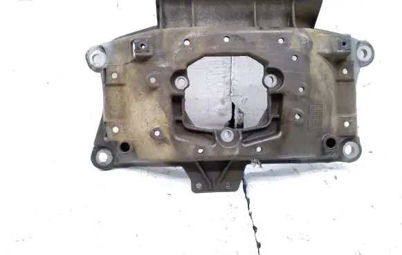 Gearbox mounting bracket