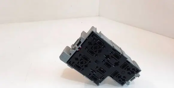 Porsche Cayenne (9PA) Relay mounting block 7L0937503D