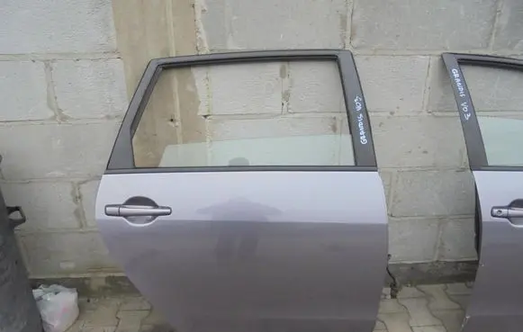 Mitsubishi Grandis Rear door