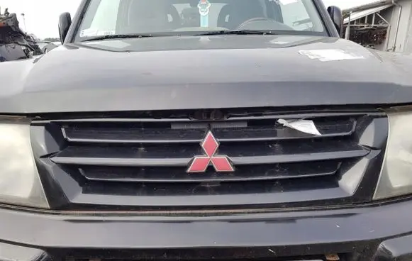 Mitsubishi Pajero Front bumper upper radiator grill