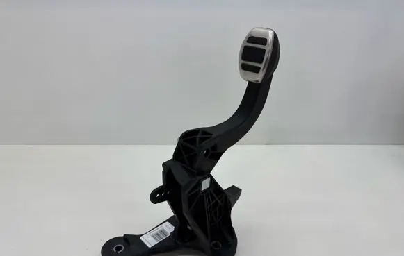 Peugeot 208 II Clutch pedal 9824262180