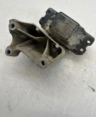 Volkswagen Caddy Engine mount bracket