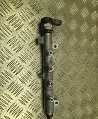 Volkswagen Touareg II Fuel distributor 057130090T