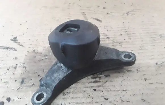 Audi A4 S4 B7 8E 8H Engine mounting bracket 8E0199339
