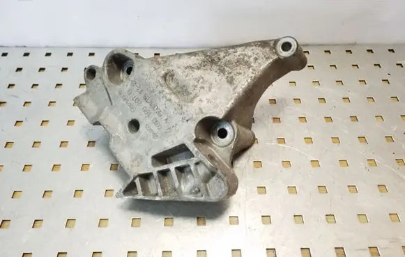Volkswagen Touran I Engine mounting bracket 03G199207G