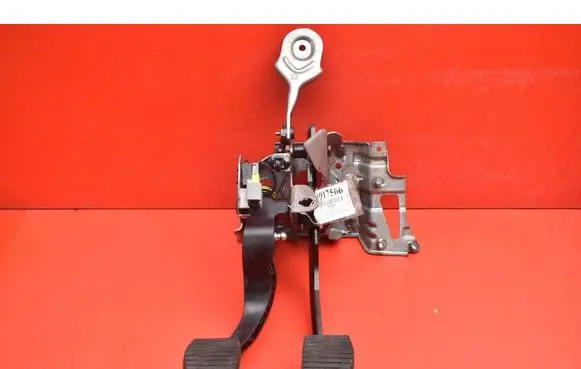Accelerator throttle pedal