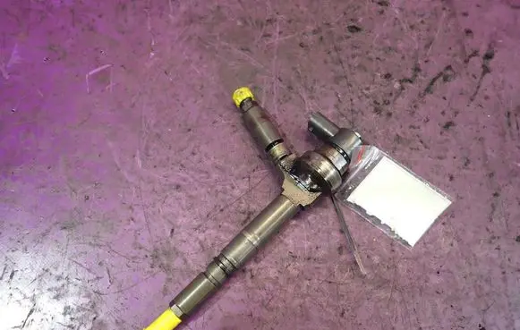Opel Astra H Fuel injector 