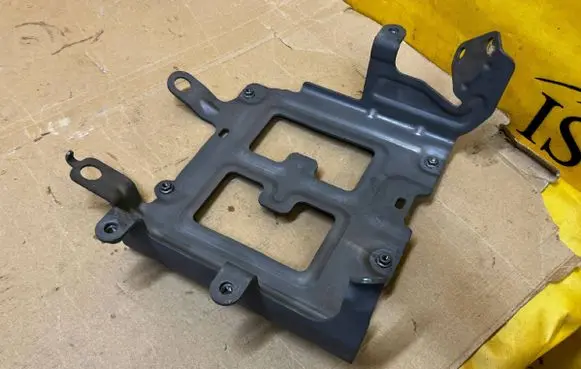 Ford Explorer VI Hybrid/electric vehicle battery bracket L1M87K011AB