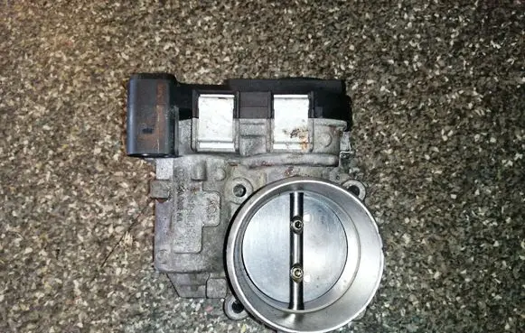 Volkswagen Touran I Throttle valve 03C133062AA