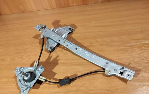 Rear door manual window regulator