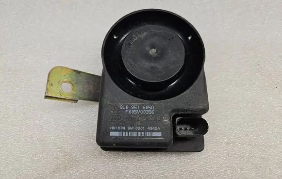 Audi A8 S8 D3 4E Alarm system siren 8L0951605A 4B9951285A