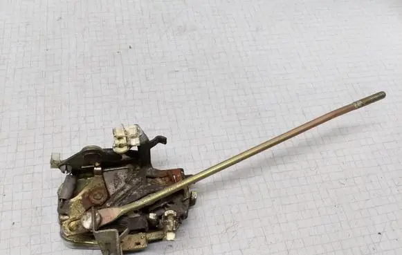 Mazda 323 F Front door lock