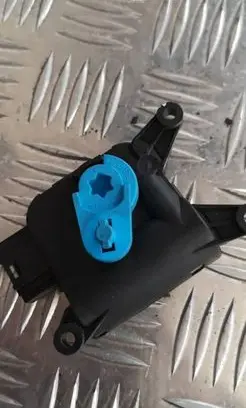 Volkswagen Touran I Intake manifold valve actuator/motor 1k1907511e