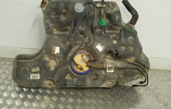 Toyota Avensis T270 Fuel tank 