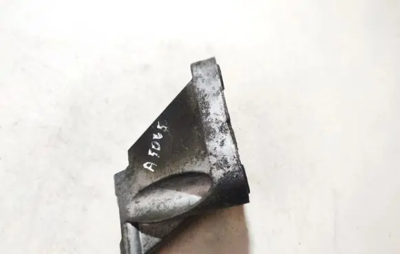 Nissan X-Trail T30 Engine mounting bracket