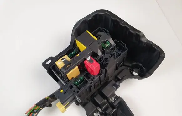 Peugeot 2008 I Fuse module 9806192580