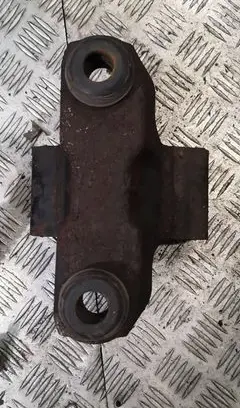 Mitsubishi Pajero Sport I Engine mount bracket