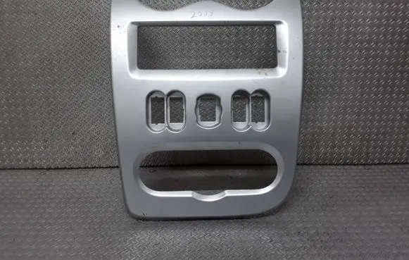 Renault Sandero I Radio/GPS head unit trim 8200739438