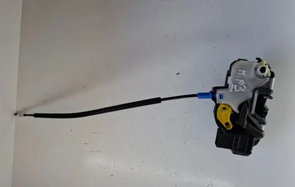Opel Mokka Front door lock 3023881