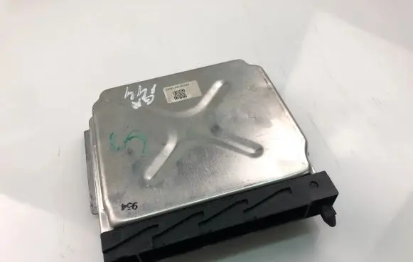 Volvo V70 Engine control unit/module ECU 30684877A