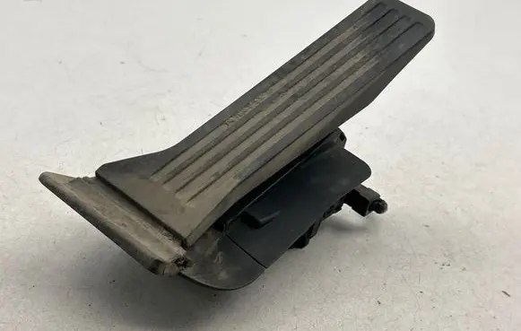 Accelerator throttle pedal