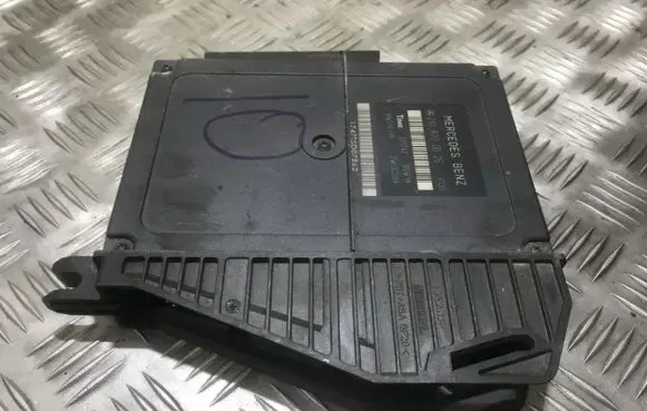 Mercedes-Benz E W210 Engine control unit/module 2108200026 331747