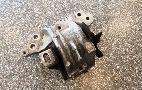 Citroen C5 Engine mount bracket