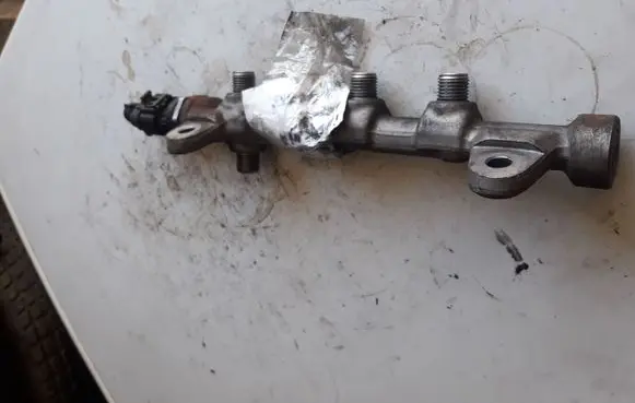 Opel Insignia A Fuel distributor 0445214221