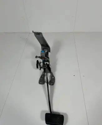 Toyota C-HR I Brake pedal