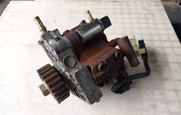 Jaguar XJ X350 Fuel injection high pressure pump 4S7Q9B395AJ