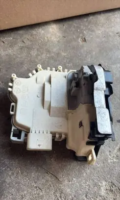 Audi A1 Rear door lock 8X0839015C