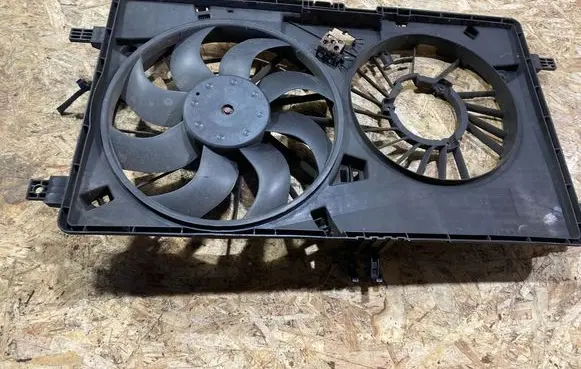 Renault Master III Radiator cooling fan shroud 214811562R