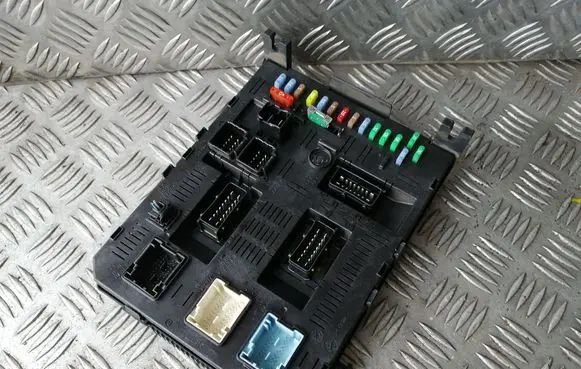 Peugeot 607 Fuse module 9660105680