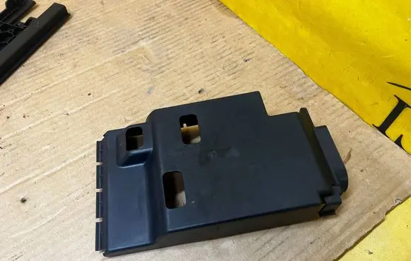 Mercedes-Benz GL X166 Fuse box cover A1665400080