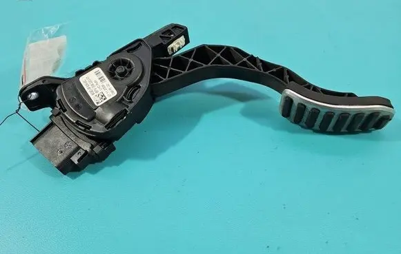 Accelerator throttle pedal