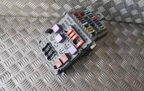 Renault Laguna I Fuse module 7703297637 7703297637W