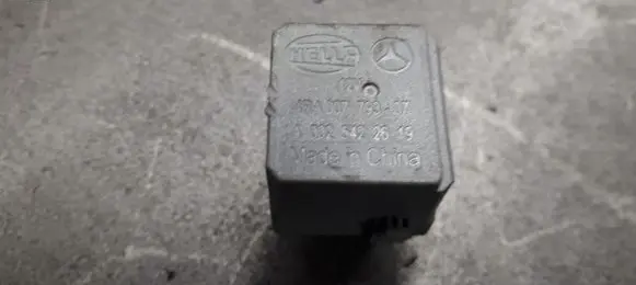 Mercedes-Benz C W204 Fuel pump relay 4RA007793