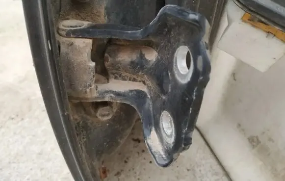 KIA Sorento Rear door lower hinge