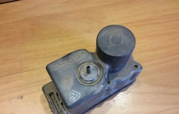 Audi 80 90 S2 B4 Central locking vacuum pump 443862257E