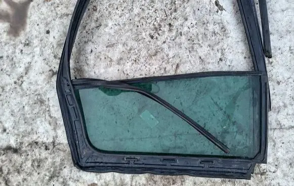 Rear door window glass