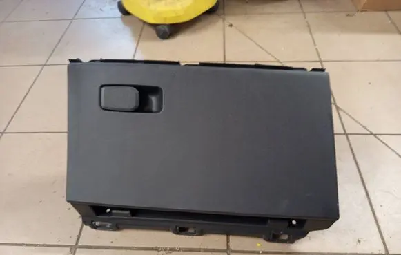 Glove box