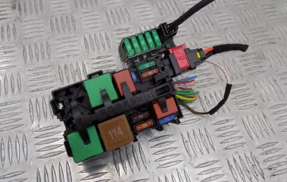 Citroen DS7 Crossback Fuse module 9806192580 A006C801 MERH2010