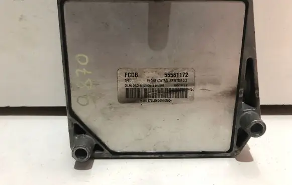 Opel Zafira B Engine control unit/module 55561172