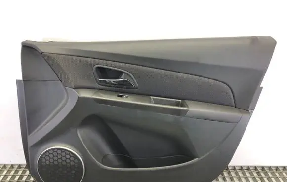 Chevrolet Cruze II Front door card panel trim
