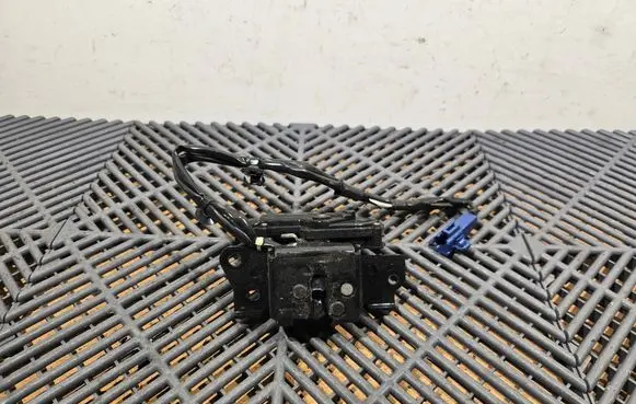 Lexus CT 200H Loading door lock 