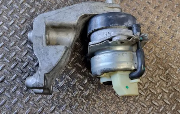 Ford Mustang VI Engine mount bracket FR3C6B033CB FR3C6B032AD