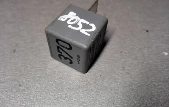 Volkswagen PASSAT B5.5 Other relay 8D0951253 V23134J52X300