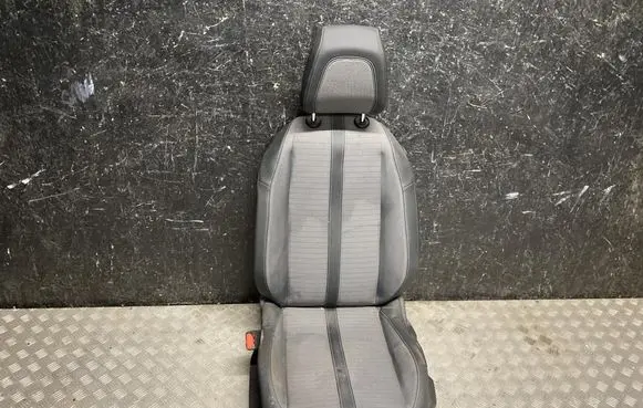 Peugeot 2008 II Front passenger seat 